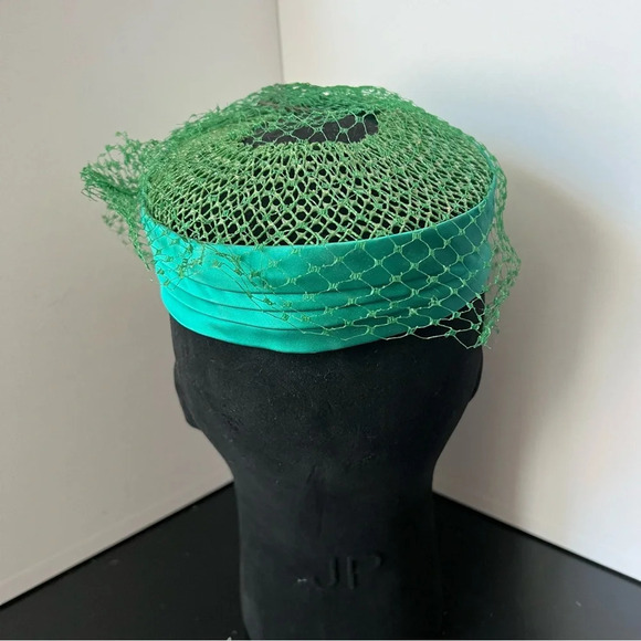 Vintage 1960s Ladies Green Layered Pillbox Fascinator Halo Hat With Net Veil - Picture 3 of 11